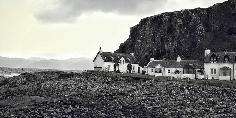 从娱乐新闻到温馨治愈：综合资讯平台在重大公共事件中的角色重塑与舆论引导策略